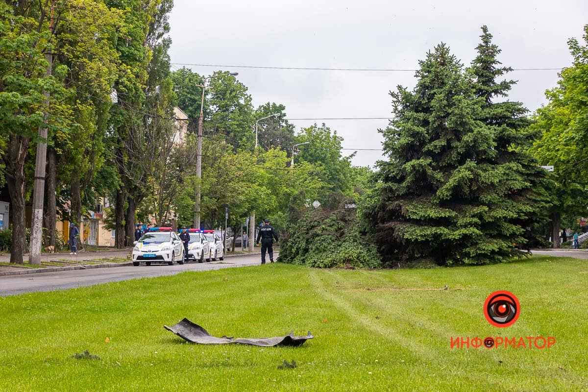 Пролетел по газону около сотни метров Пролетел по газону около сотни метров