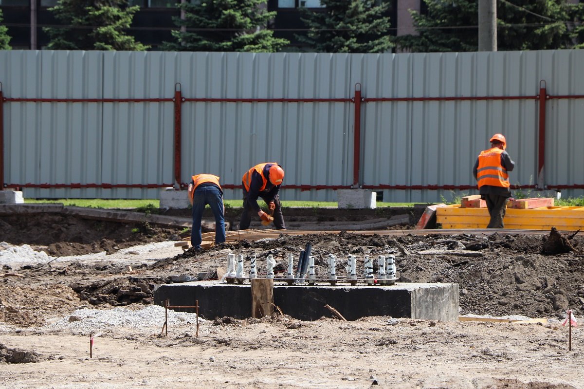 Высотой как 24-этажный дом: в Кривом Роге возводят флагшток 1