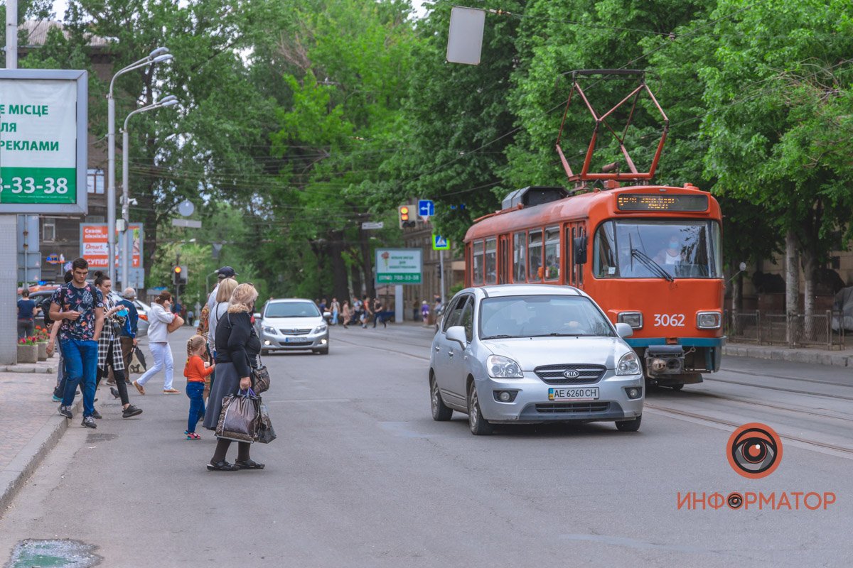 Девушка выходила из трамвая