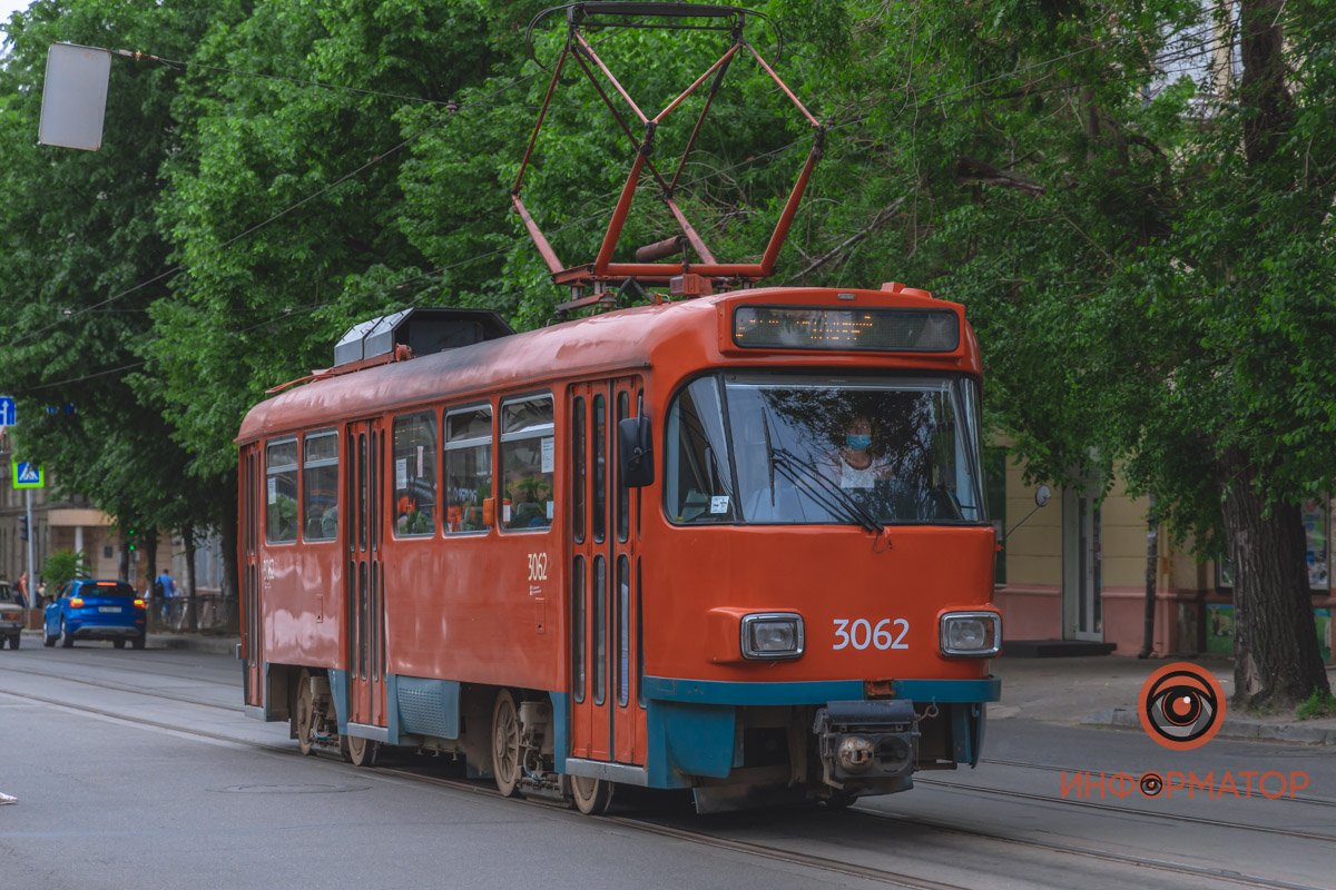 Renault зацепил девушку
