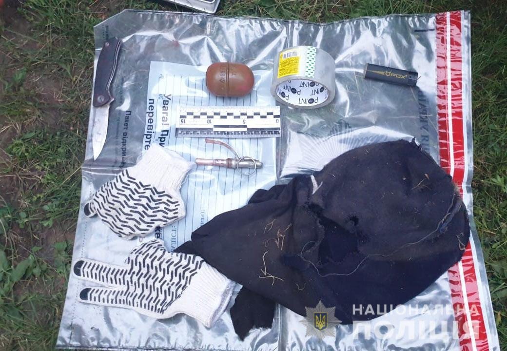 В Днепропетровской области мужчины с пистолетом, гранатой и ножом ворвались в дом к фермеру 1