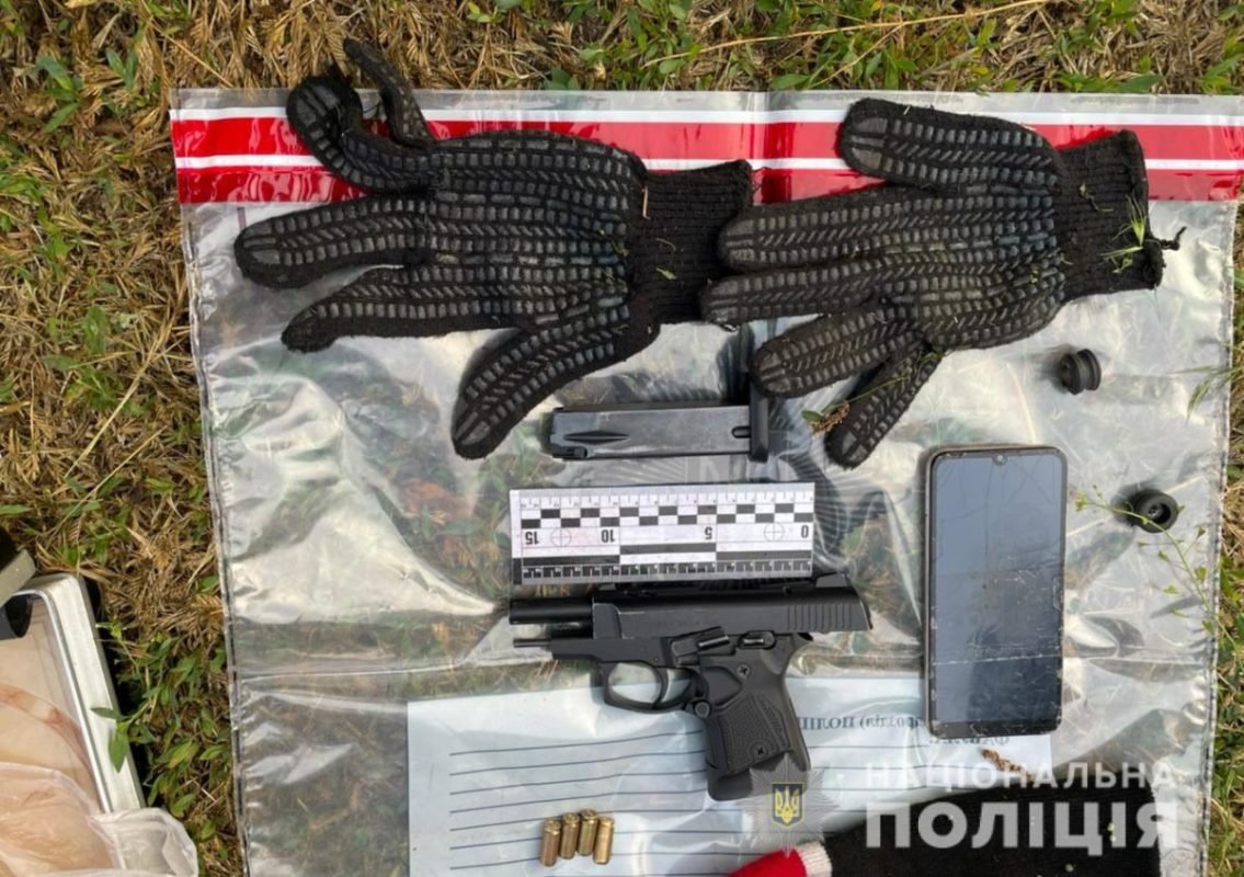 В Днепропетровской области мужчины с пистолетом, гранатой и ножом ворвались в дом к фермеру 2