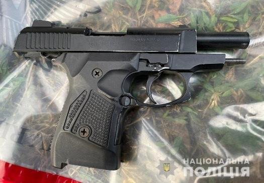 В Днепропетровской области мужчины с пистолетом, гранатой и ножом ворвались в дом к фермеру 3