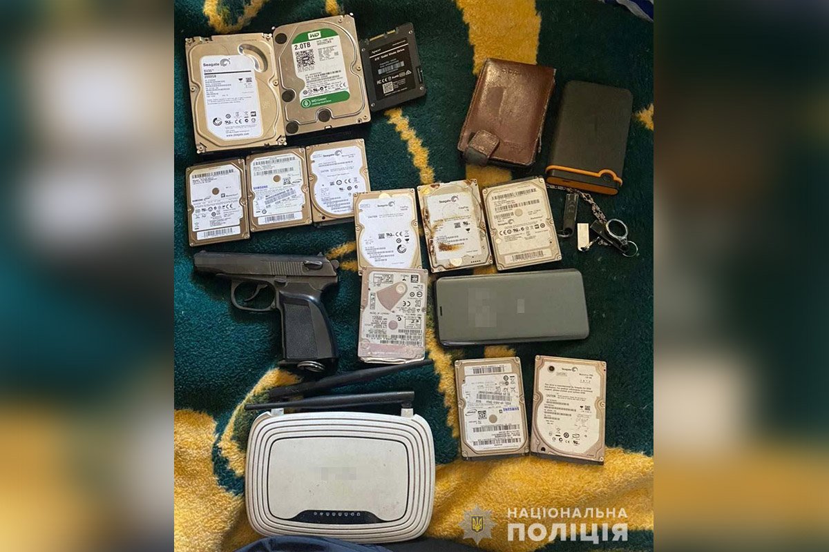 У мужчин провели санкционированные судом обыски У мужчин провели санкционированные судом обыски