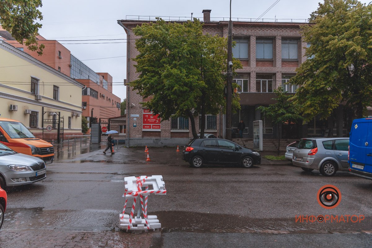 На улице Воскресенской провалился асфальт На улице Воскресенской провалился асфальт