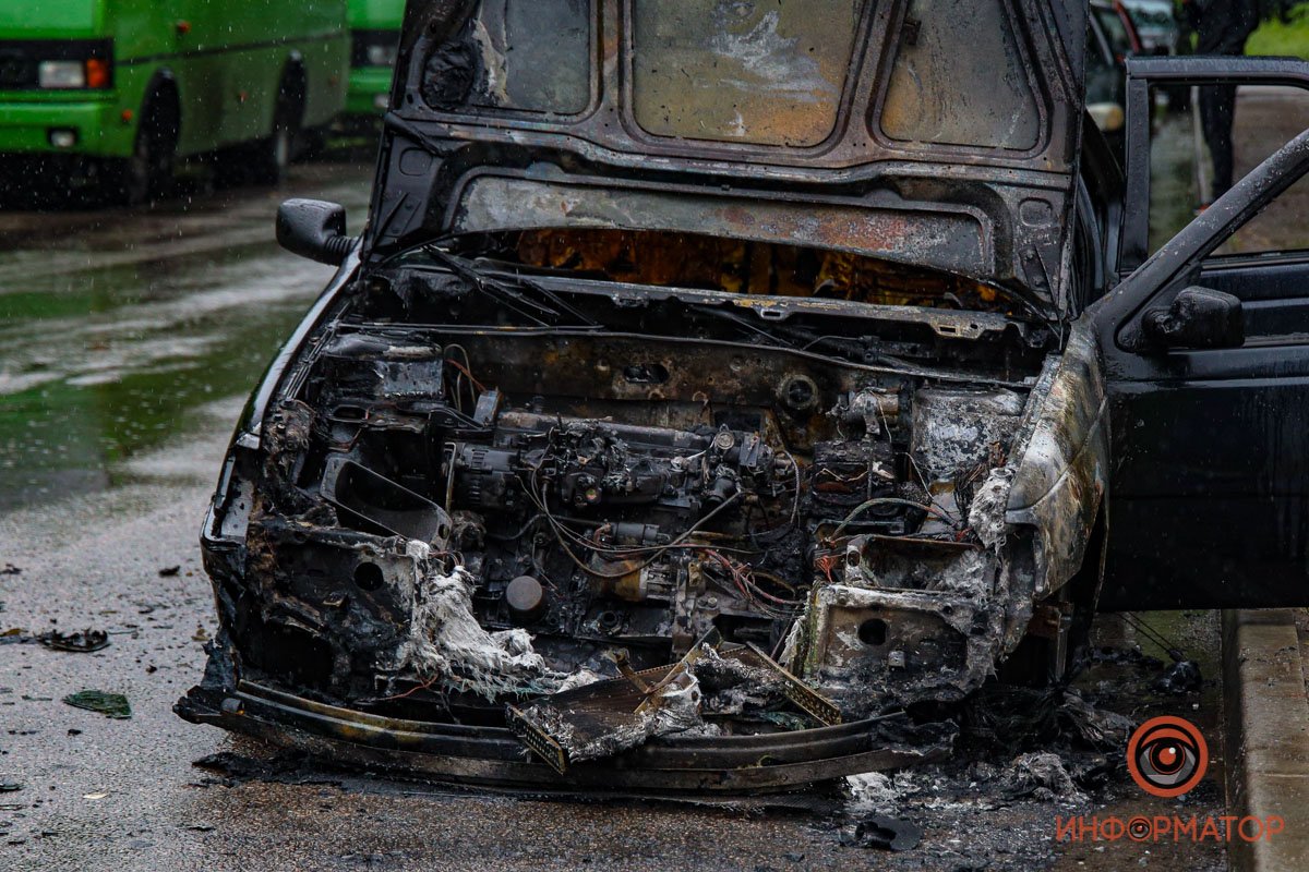 Выгорела передняя часть автомобиля Выгорела передняя часть автомобиля