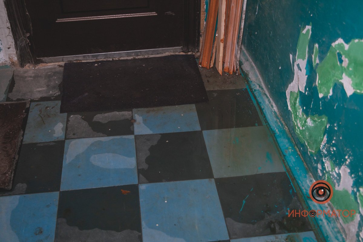 Вода на полу в подъезде