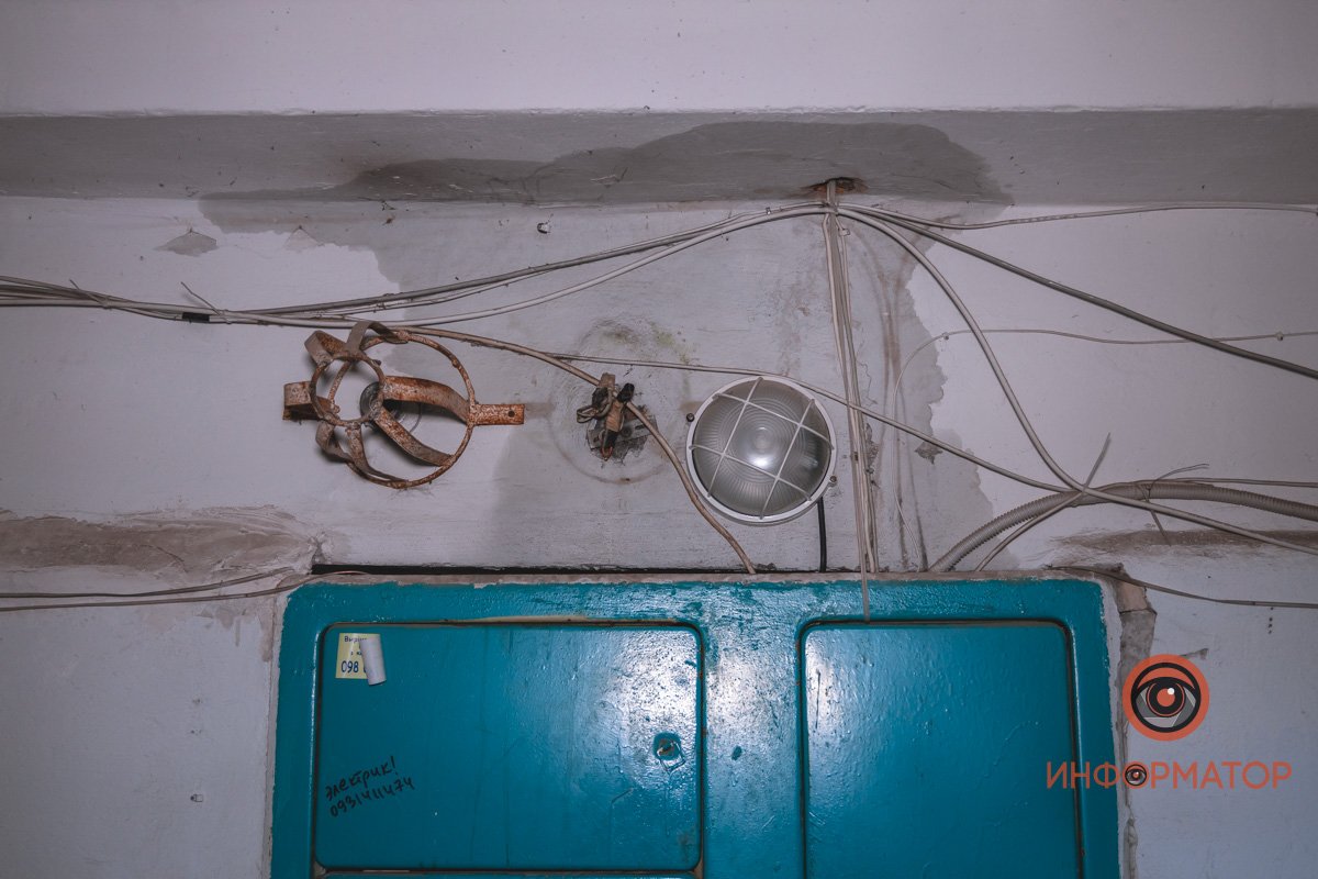 От дождя промокли стены