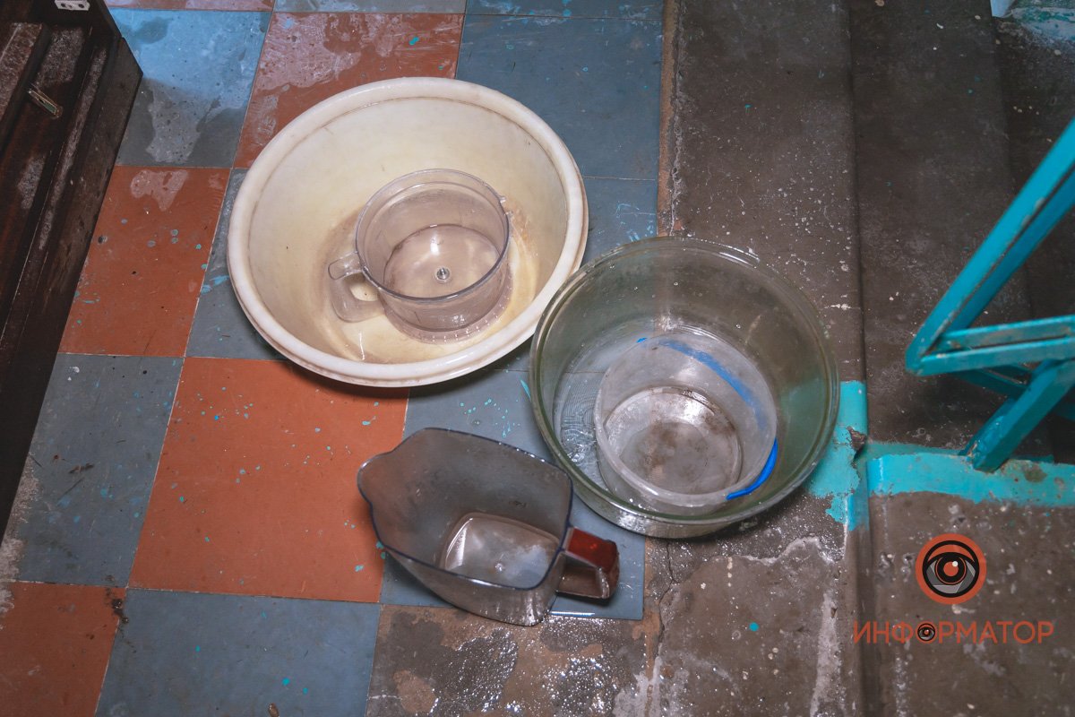Жители ставят на пол тазики и ведра