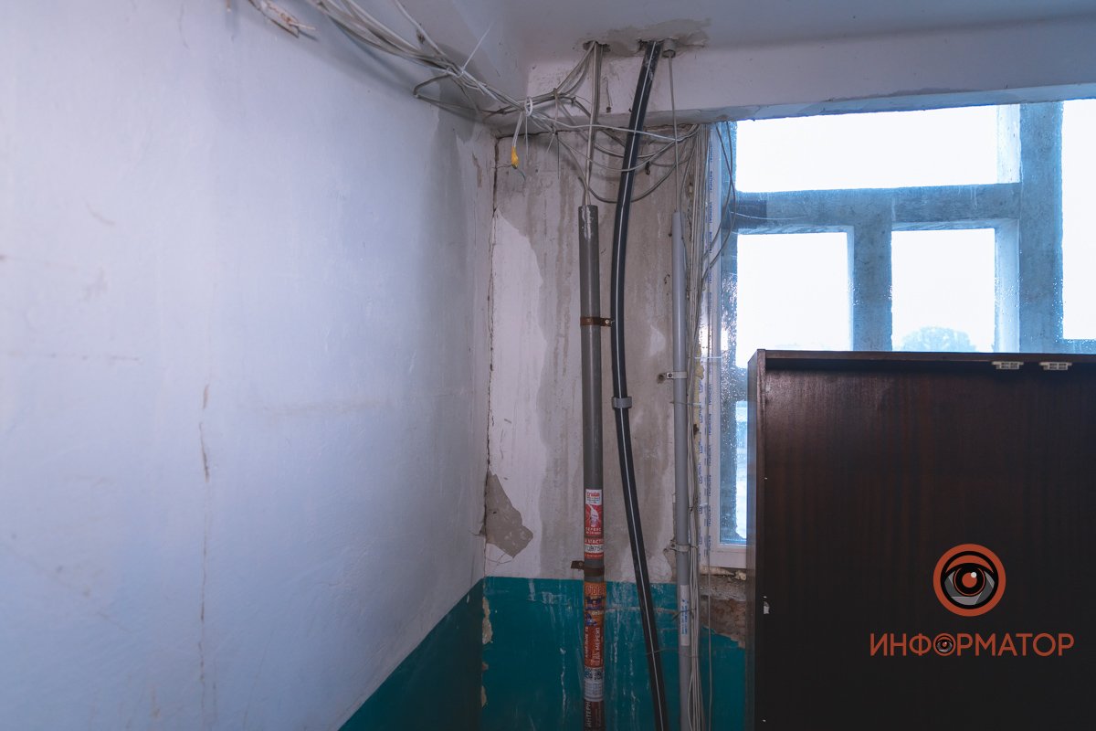Стены намокли практически на всех этажах