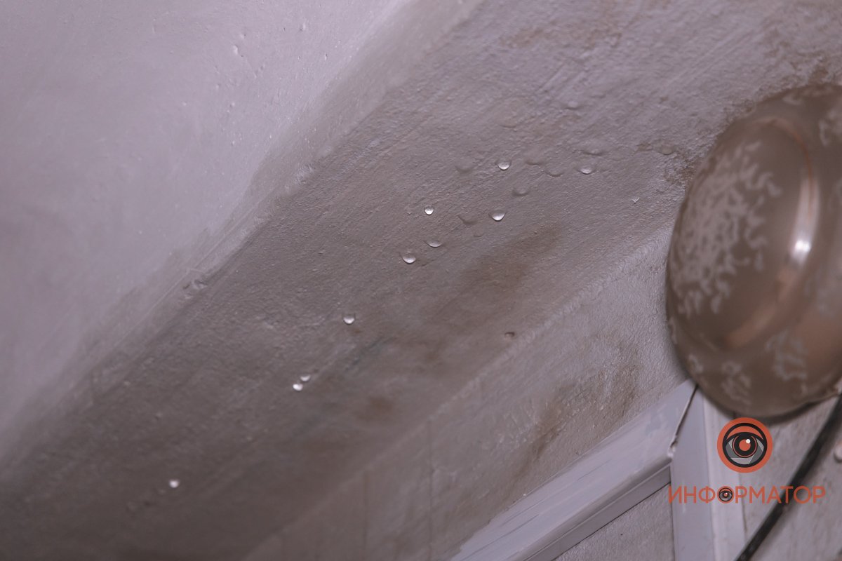 Предположительная причина неудобств, озвученная жильцами - забитая система водоотведения