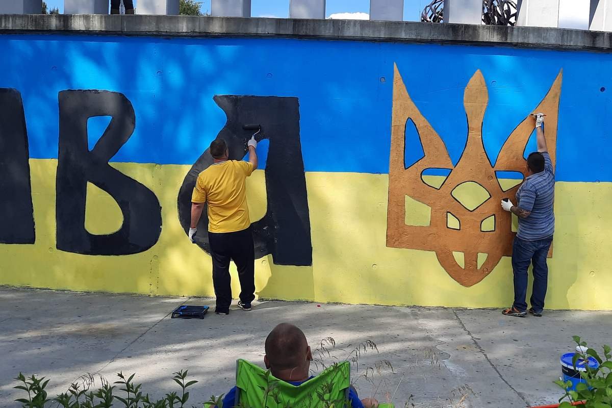 Сначала закрасили "СССР", а теперь обновили граффити целиком Сначала закрасили "СССР", а теперь обновили граффити целиком