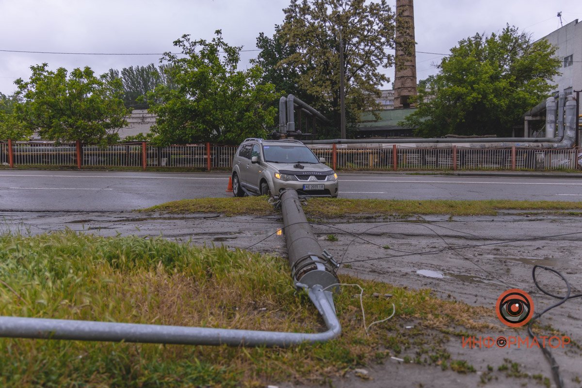 От удара электроопора упала на землю От удара электроопора упала на землю