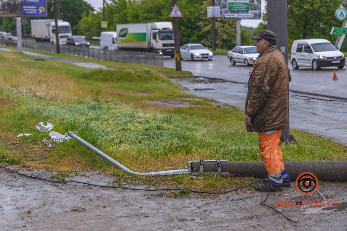 Поднимать столб придется коммунальщикам Поднимать столб придется коммунальщикам