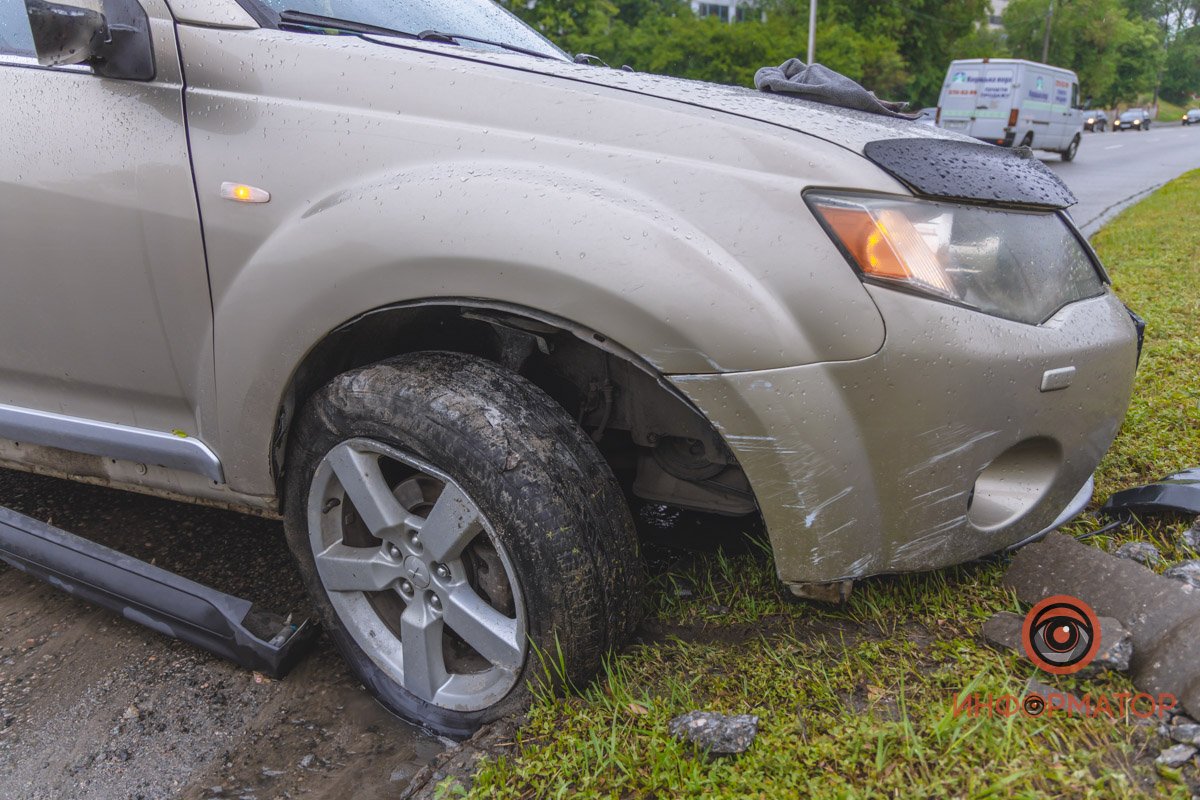 От удара пробило колесо От удара пробило колесо