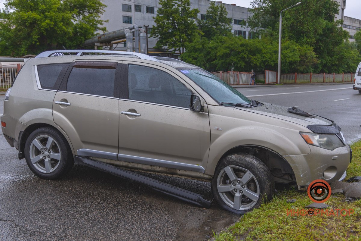 Также пострадала накладка порога Также пострадала накладка порога