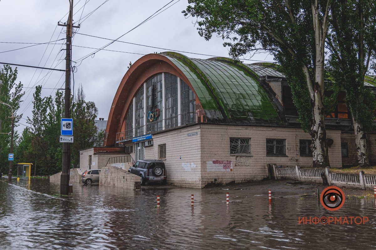 Чтобы не намочить колеса, некоторые, заезжают на ступеньки  Чтобы не намочить колеса, некоторые, заезжают на ступеньки