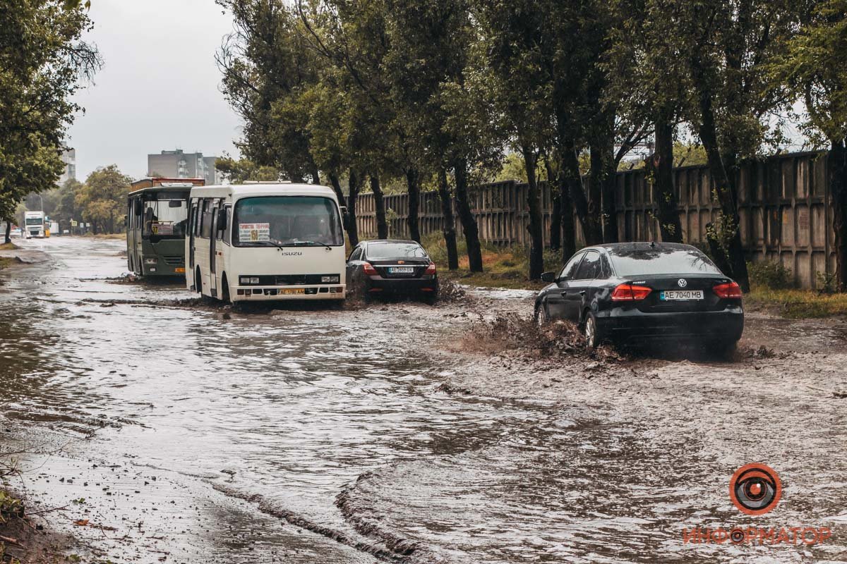 Выход из автобуса только на остановке! Выход из автобуса только на остановке!