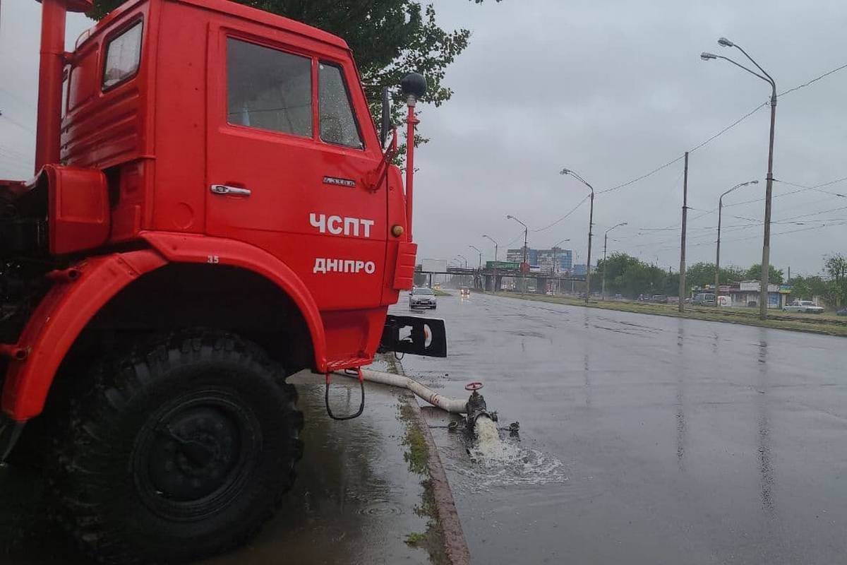 Спасатели ликвидируют последствия непогоды Спасатели ликвидируют последствия непогоды