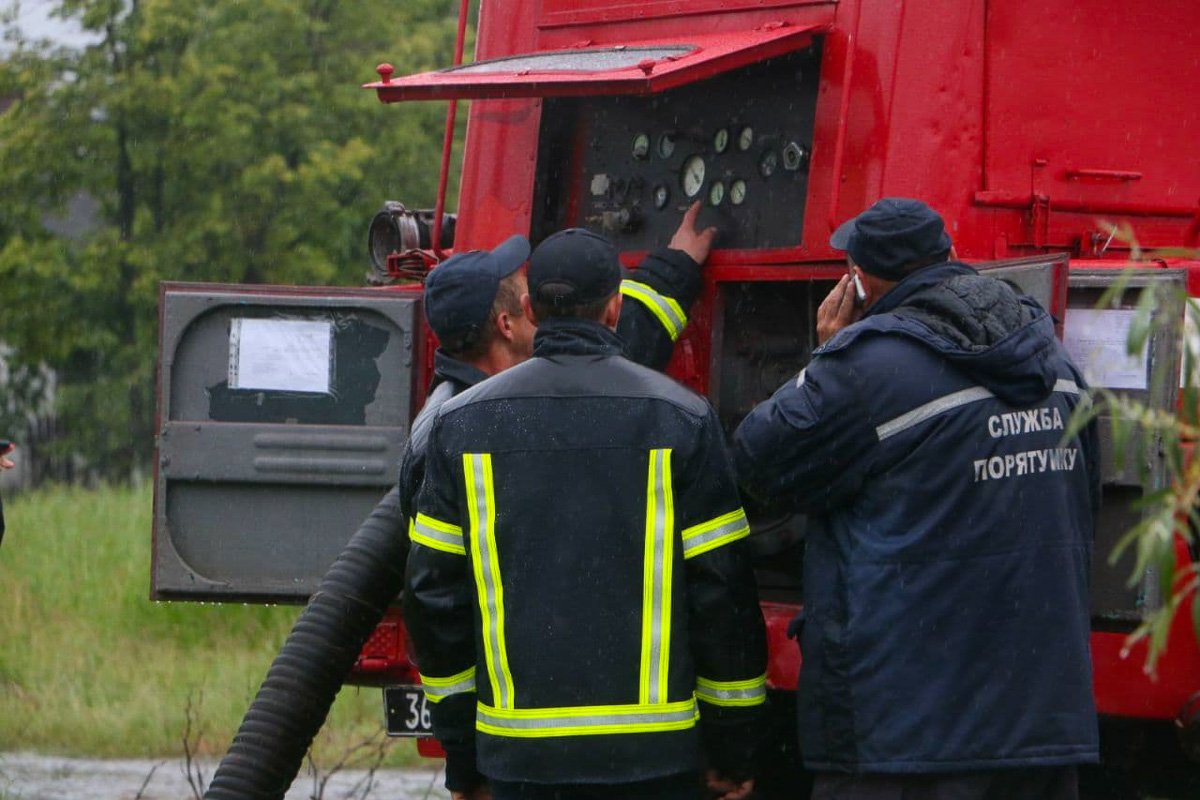 В Днепре речка Гнилокиш вышла из берегов и затопила дома: спасатели откачивают воду 3