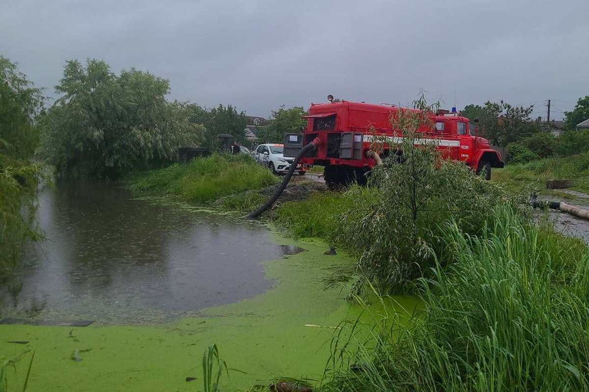 В Днепре речка Гнилокиш вышла из берегов и затопила дома: спасатели откачивают воду 6