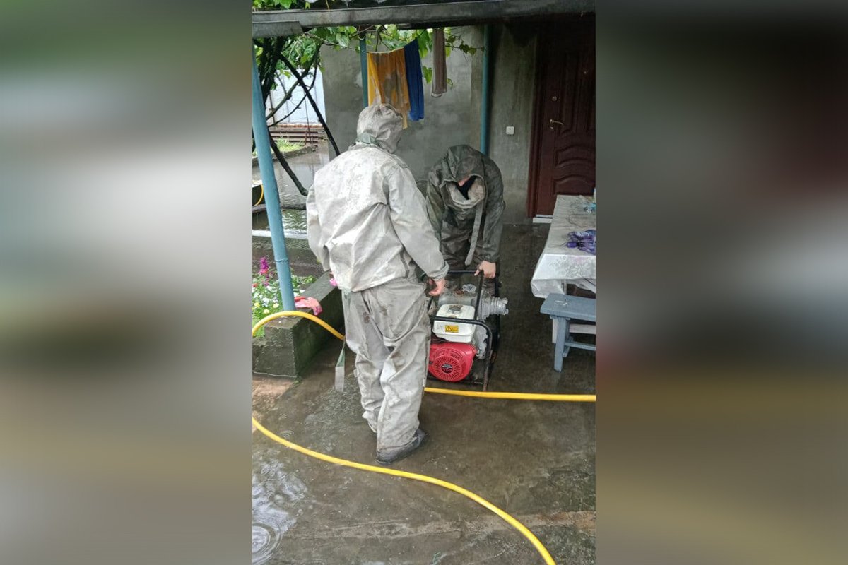 В Днепре речка Гнилокиш вышла из берегов и затопила дома: спасатели откачивают воду 8