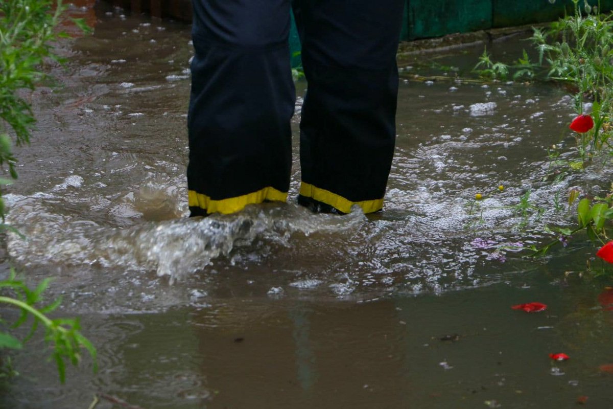 В Днепре речка Гнилокиш вышла из берегов и затопила дома: спасатели откачивают воду 9