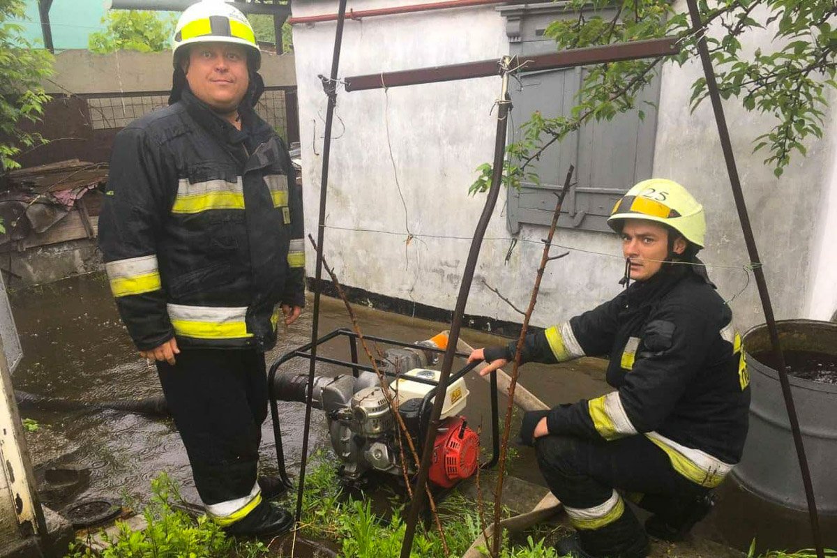 В Днепре речка Гнилокиш вышла из берегов и затопила дома: спасатели откачивают воду 10