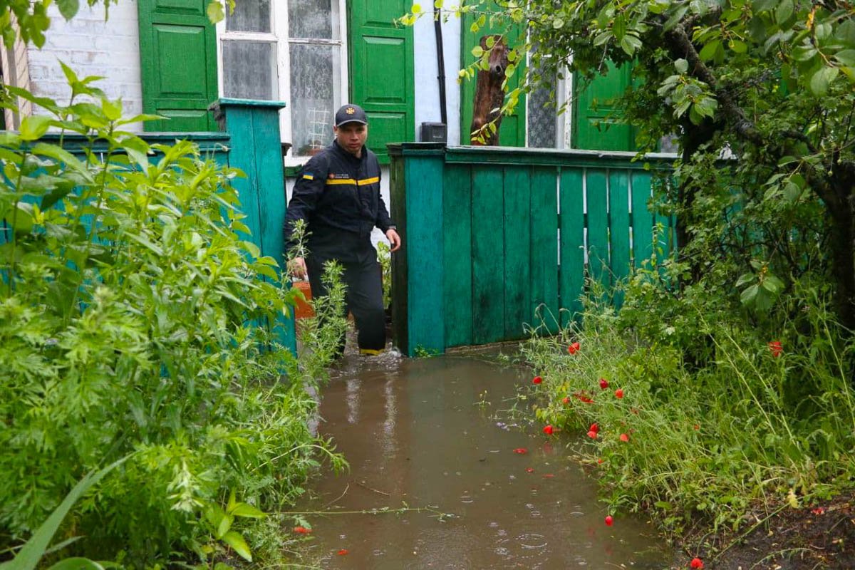 В Днепре речка Гнилокиш вышла из берегов и затопила дома: спасатели откачивают воду 11