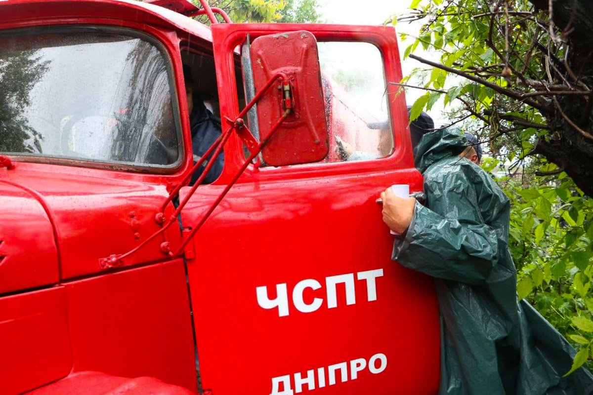 В Днепре речка Гнилокиш вышла из берегов и затопила дома: спасатели откачивают воду 14