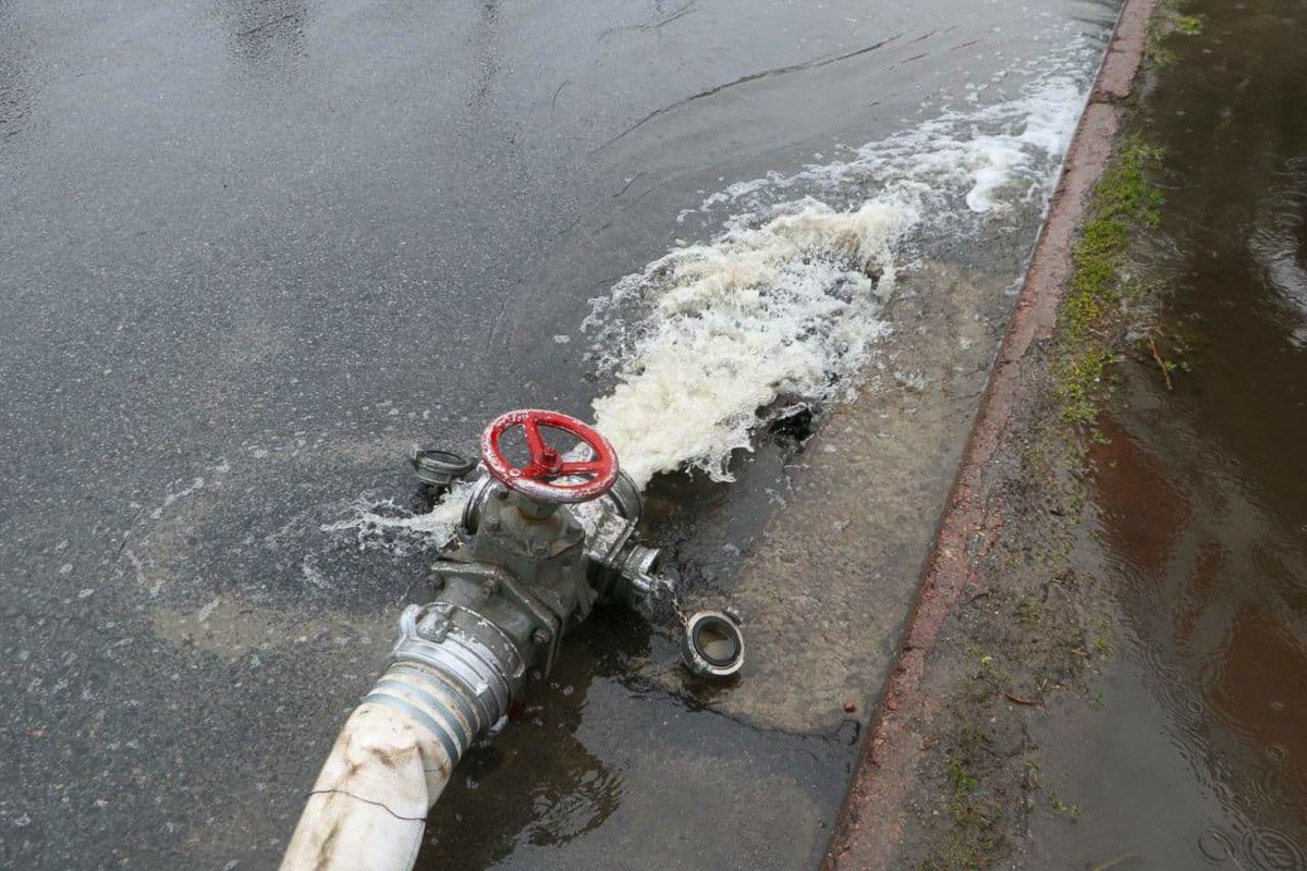 В Днепре речка Гнилокиш вышла из берегов и затопила дома: спасатели откачивают воду 16