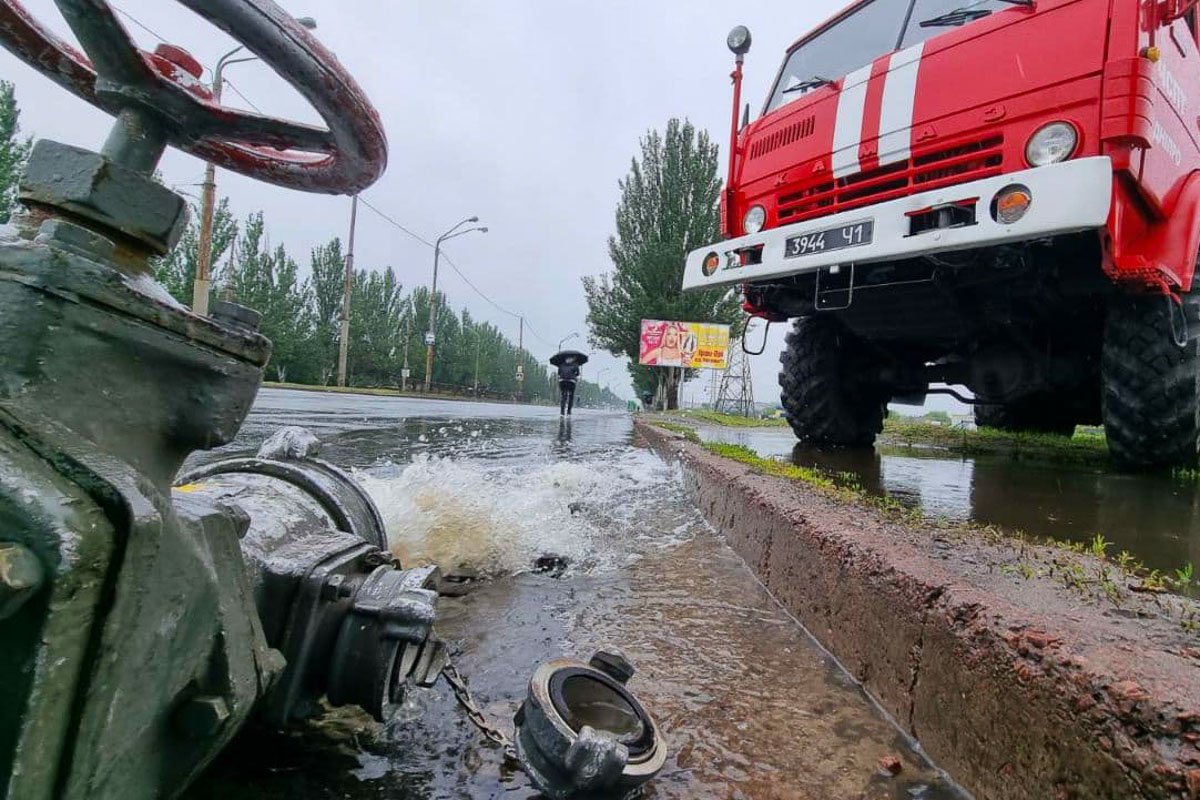 В Днепре речка Гнилокиш вышла из берегов и затопила дома: спасатели откачивают воду 18