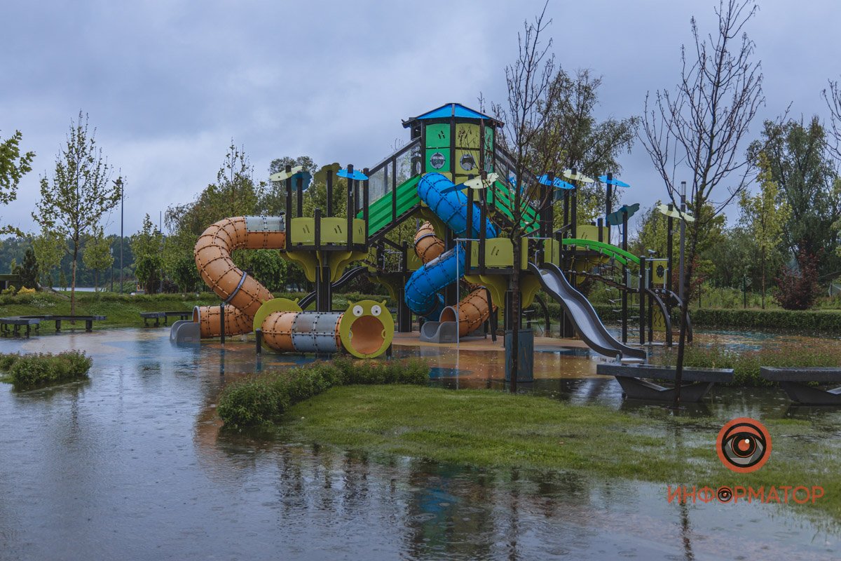 На детской площадке непривычно тихо