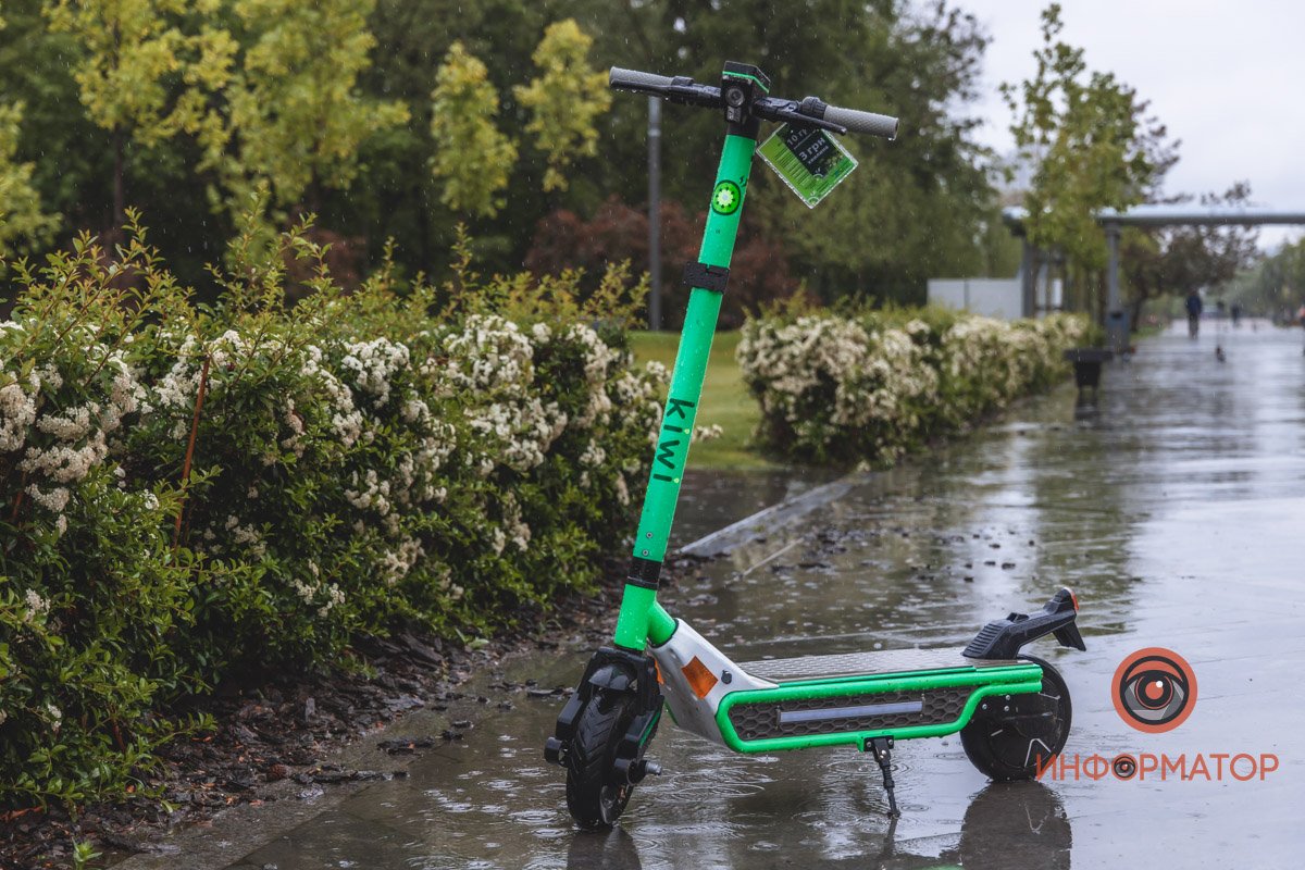 На самокате, в такую погоду, мало кто рискнет поехать