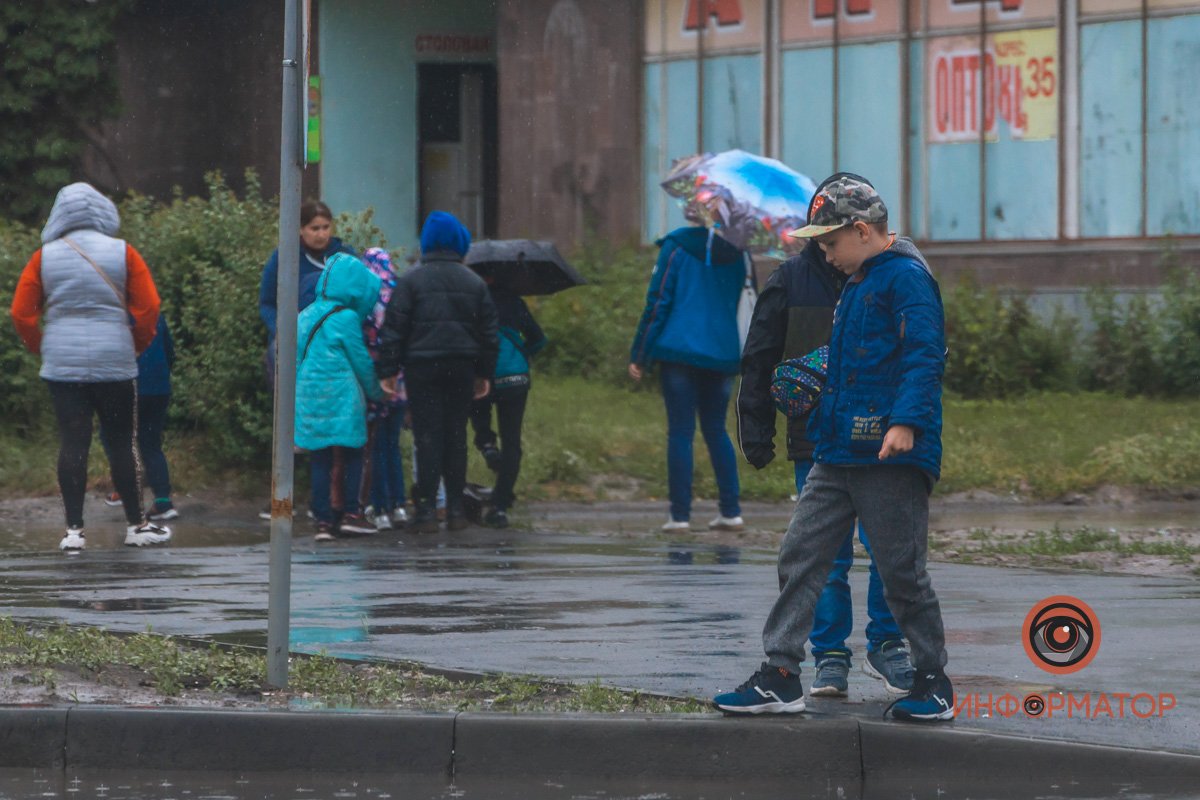 Главное - не упасть с бордюра, там лава. 