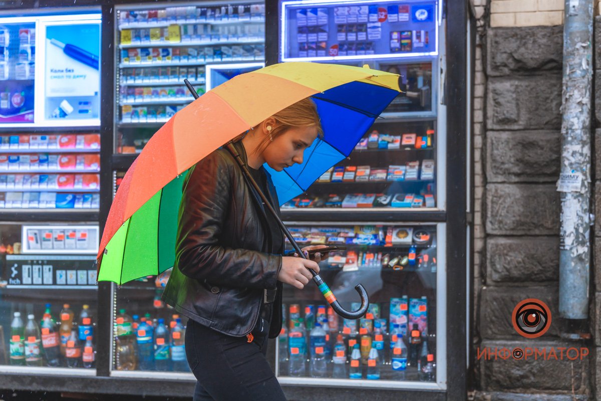 Спряталась под радугой