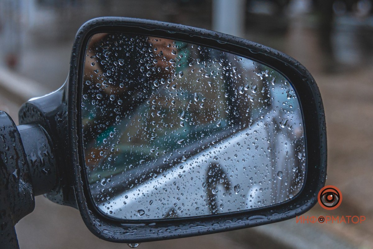 Позади виден только дождь