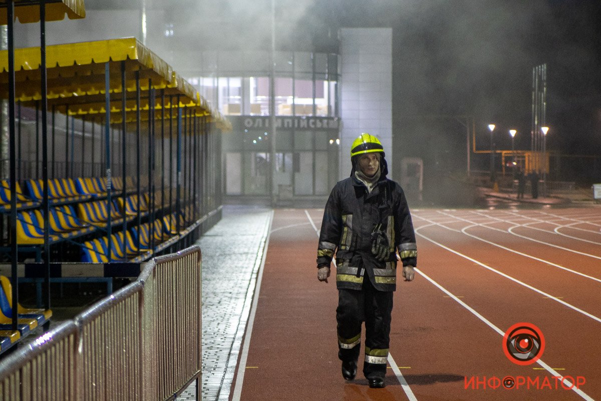 В Днепре на стадионе "Трудовые резервы" произошел пожар: пострадал тренер по боксу 3