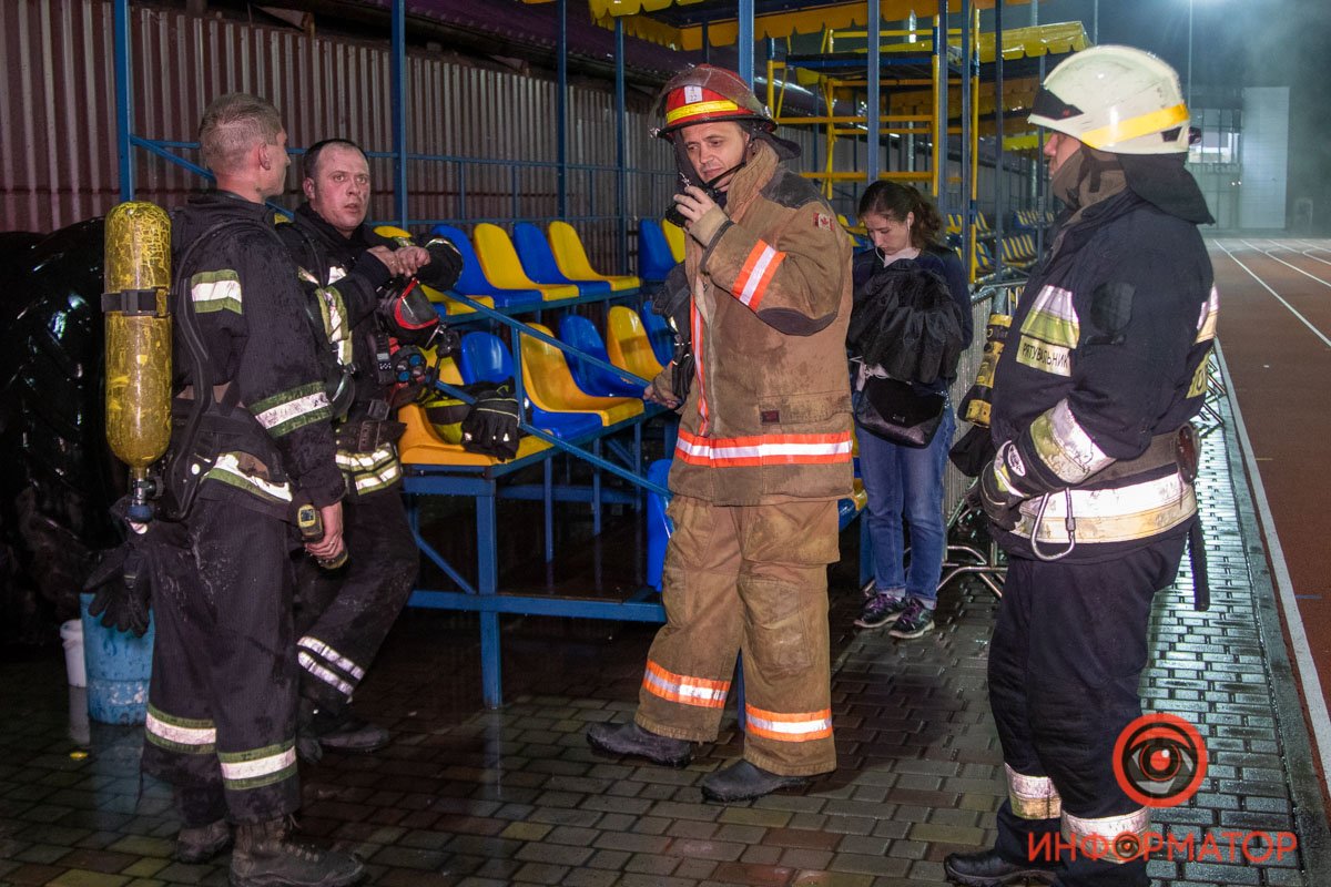 В Днепре на стадионе "Трудовые резервы" произошел пожар: пострадал тренер по боксу 4