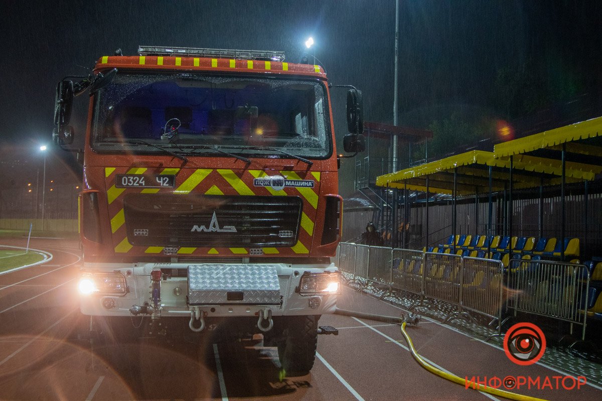 В Днепре на стадионе "Трудовые резервы" произошел пожар: пострадал тренер по боксу 7