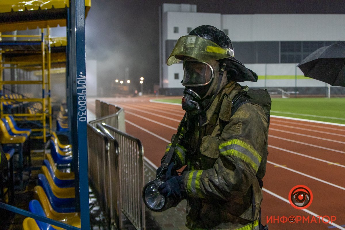 В Днепре на стадионе "Трудовые резервы" произошел пожар: пострадал тренер по боксу 8