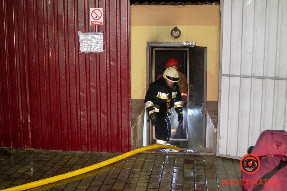 В Днепре на стадионе "Трудовые резервы" произошел пожар: пострадал тренер по боксу 10