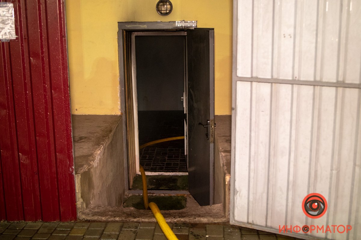 В Днепре на стадионе "Трудовые резервы" произошел пожар: пострадал тренер по боксу 11