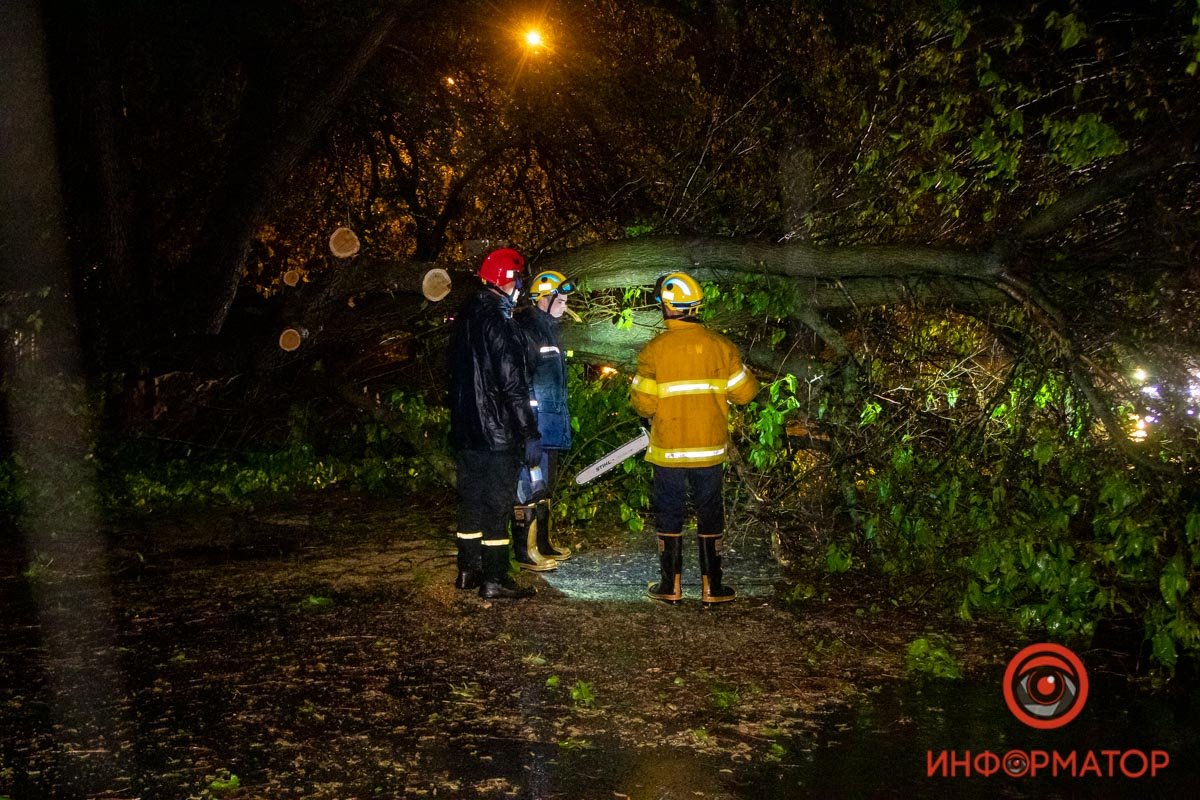 На месте работают спасатели