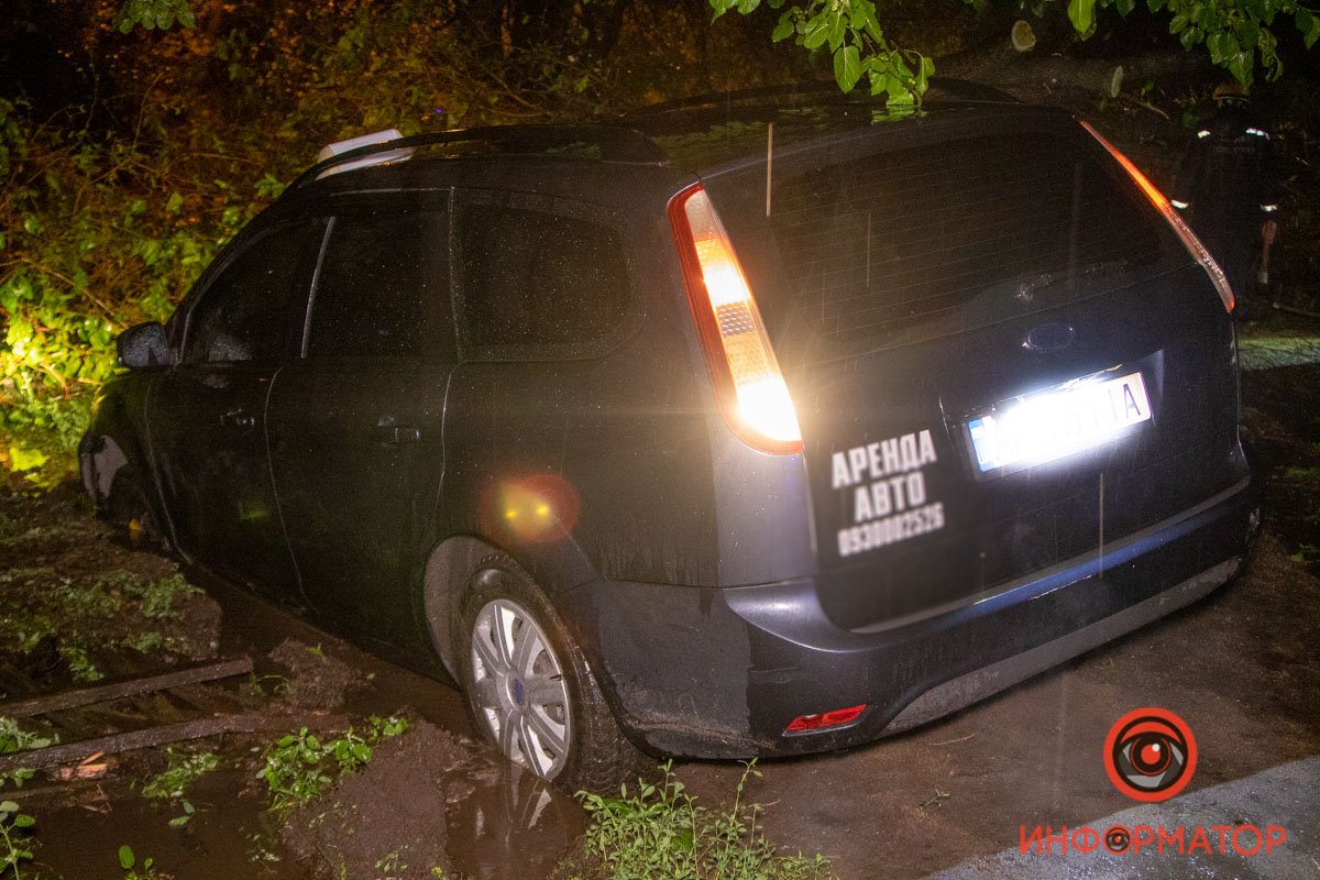 За пределами дороги лужи и грязь