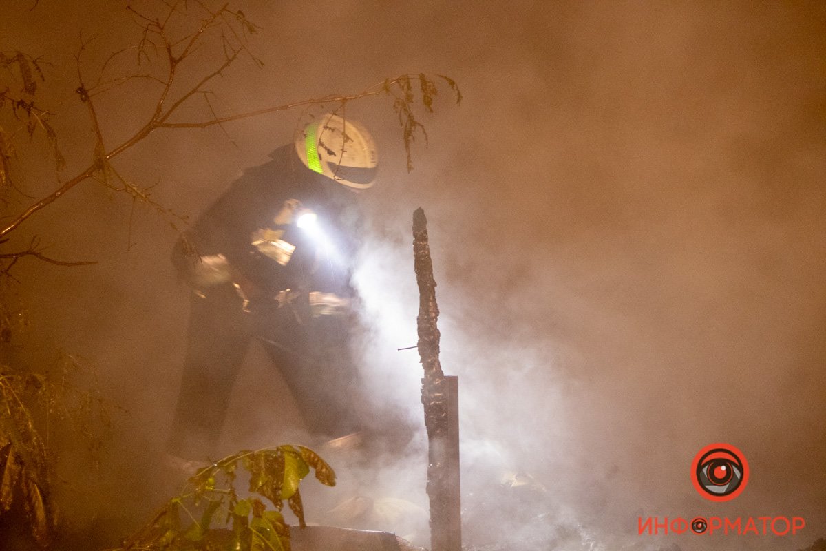 Сын владелицы дома пытался самостоятельно потушить пламя, поливая его водой из шланга Сын владелицы дома пытался самостоятельно потушить пламя, поливая его водой из шланга