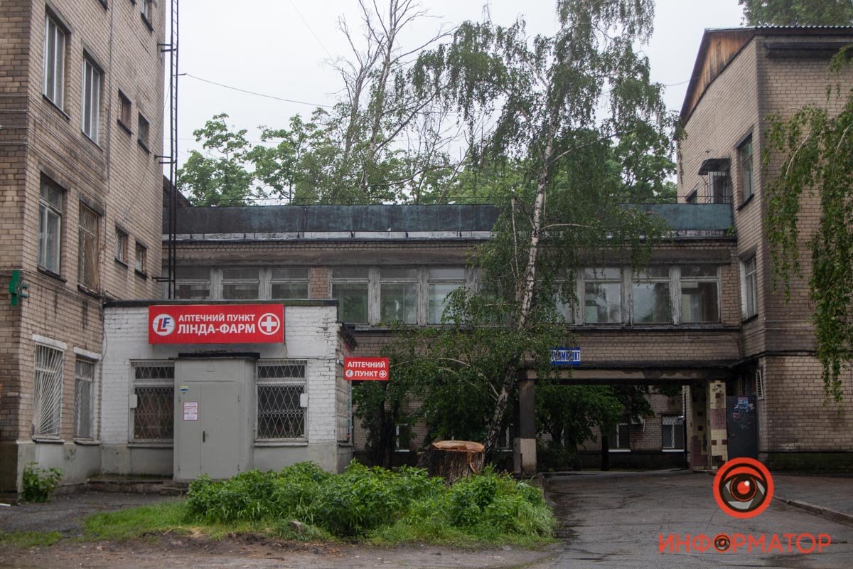 Женщина выпала из окна и упала на карниз