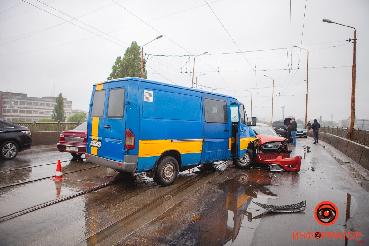 Столкнулись Ford, Mitsubishi и Mercedes Столкнулись Ford, Mitsubishi и Mercedes