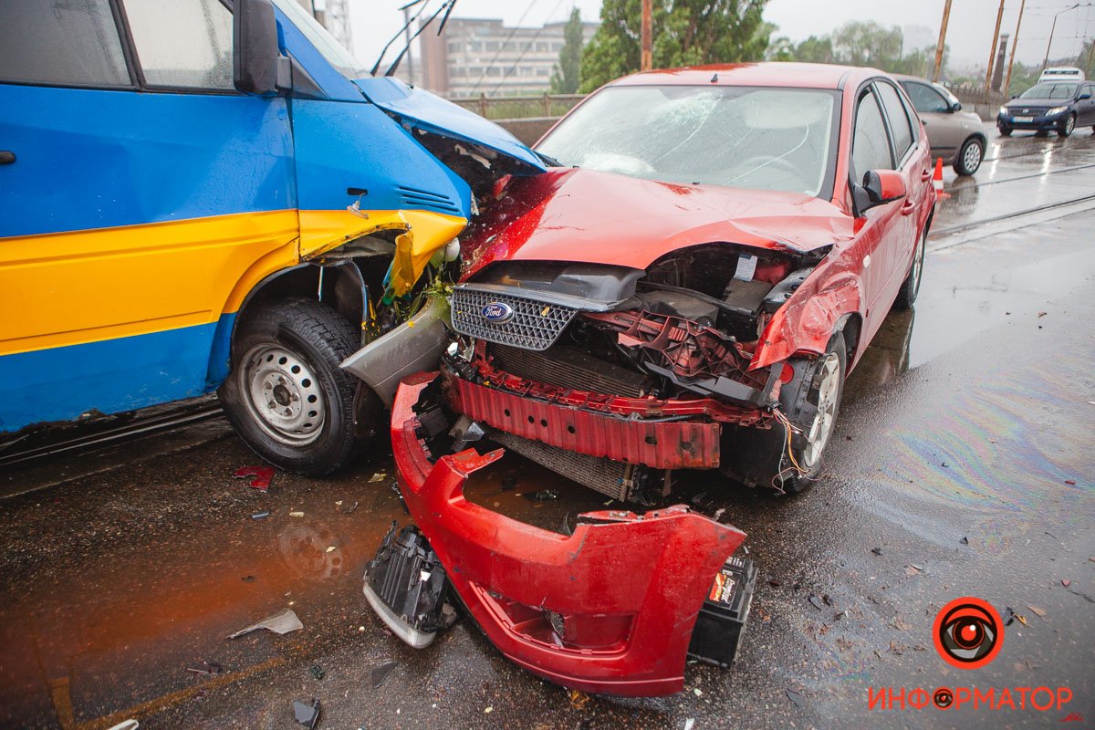Ford заехал на Амурский мост со стороны Старомостовой площади Ford заехал на Амурский мост со стороны Старомостовой площади