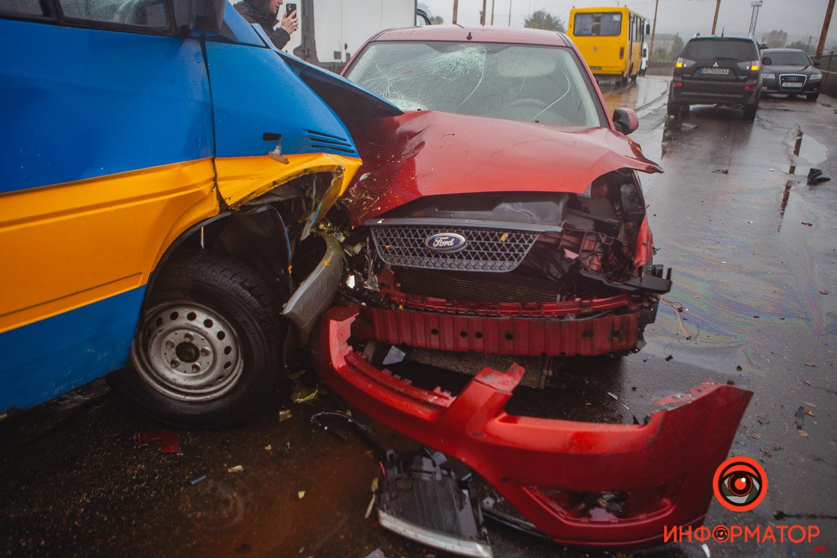 Автомобиль по рельсам пошел на обгон троллейбуса, Ford занесло Автомобиль по рельсам пошел на обгон троллейбуса, Ford занесло